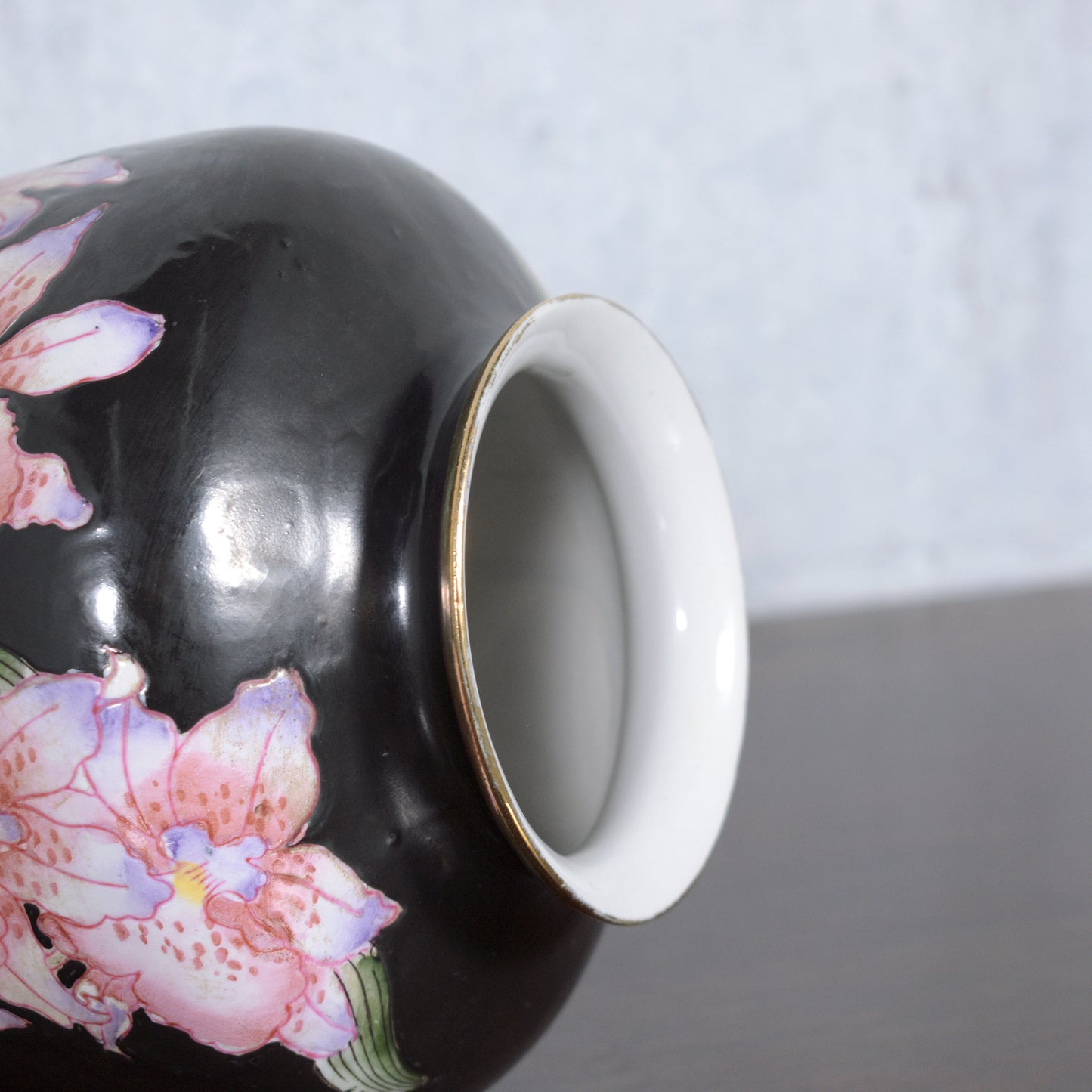 Vintage Porcelain Vase with Floral Pattern & Glazed Finish: Elegant Décor Accent