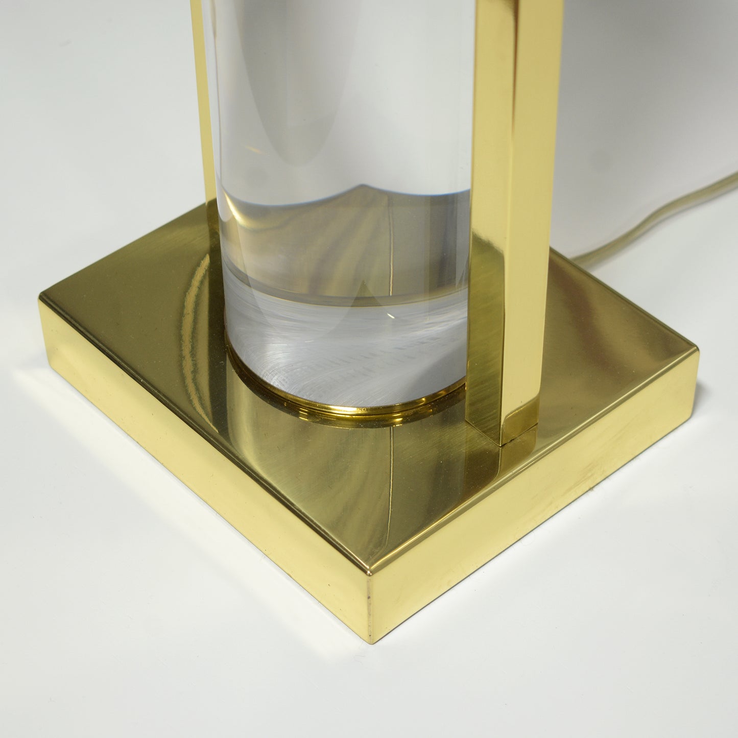 Mid-Century Modern Brass & Lucite Table Lamp: Vintage Elegance Revived