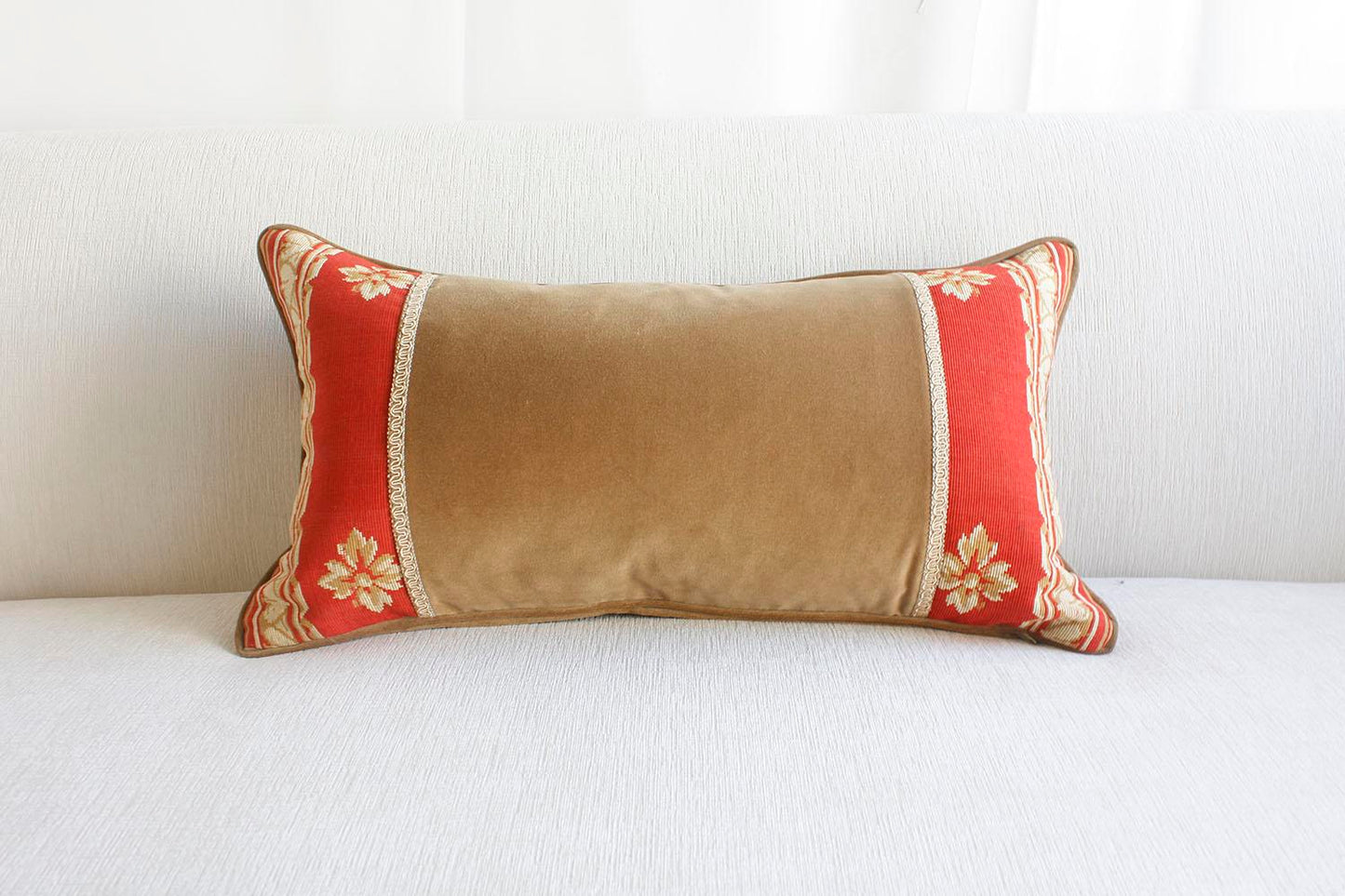 Single Neoclassical-style Pillow