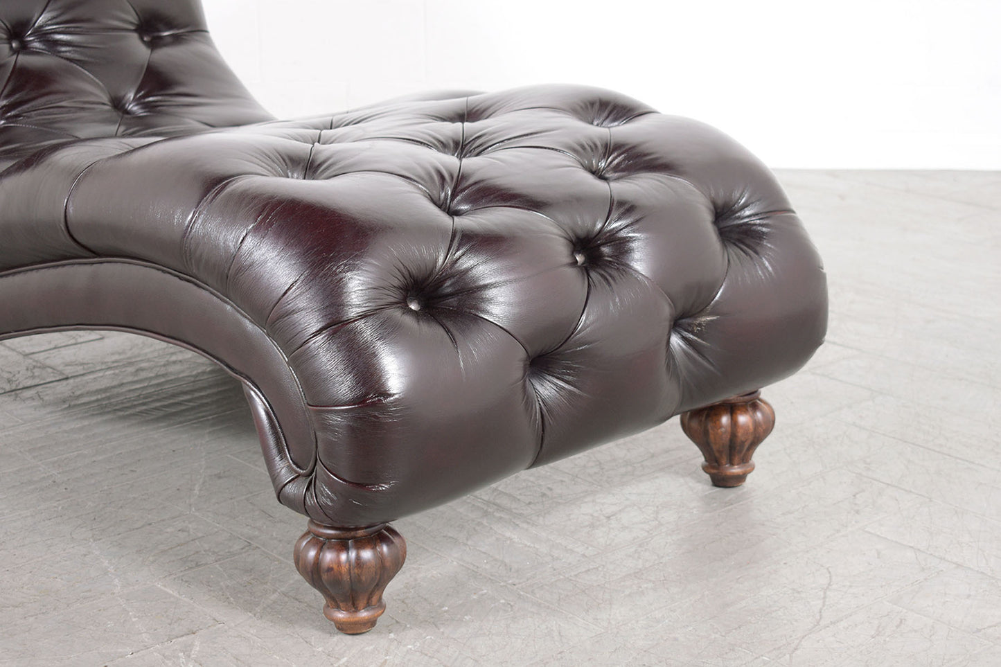 Classic Elegance: 1980s Chesterfield Chaise Lounge in Dual-Tone Leather